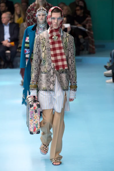 Look 32